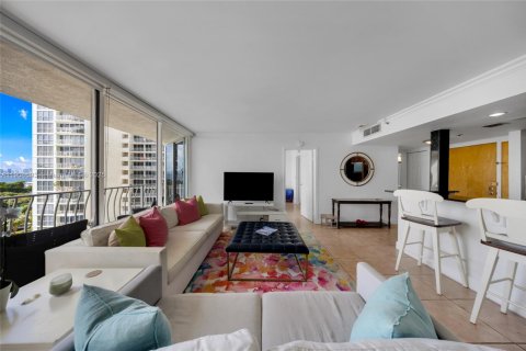 Condo in North Bay Village, Florida, 2 bedrooms  № 1955149 - photo 10