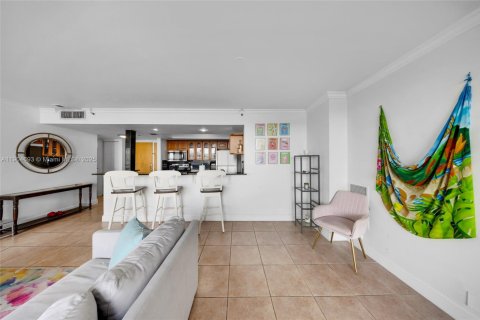 Condo in North Bay Village, Florida, 2 bedrooms  № 1955149 - photo 12