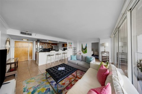 Condo in North Bay Village, Florida, 2 bedrooms  № 1955149 - photo 13