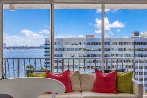 Condo in North Bay Village, Florida, 2 bedrooms  № 1955149 - photo 4