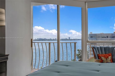 Condo in North Bay Village, Florida, 2 bedrooms  № 1955149 - photo 25