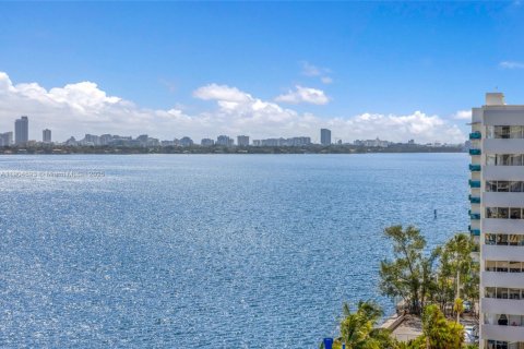 Condo in North Bay Village, Florida, 2 bedrooms  № 1955149 - photo 29