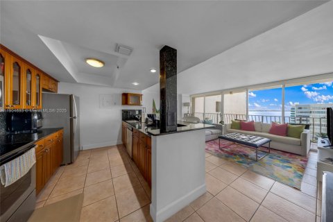 Condo in North Bay Village, Florida, 2 bedrooms  № 1955149 - photo 6