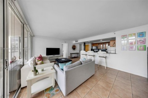 Condo in North Bay Village, Florida, 2 bedrooms  № 1955149 - photo 11