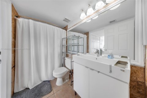 Condo in North Bay Village, Florida, 2 bedrooms  № 1955149 - photo 19