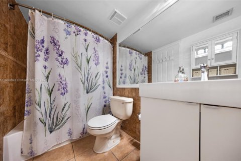 Condo in North Bay Village, Florida, 2 bedrooms  № 1955149 - photo 24