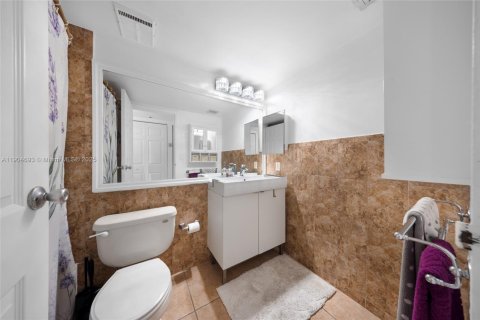 Condo in North Bay Village, Florida, 2 bedrooms  № 1955149 - photo 23