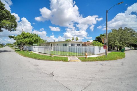House in Miami, Florida 2 bedrooms, 105.44 sq.m. № 2022758 - photo 5