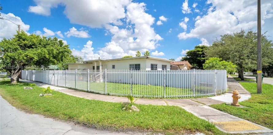 House in Miami, Florida 2 bedrooms, 105.44 sq.m. № 2022758