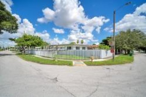 House in Miami, Florida 2 bedrooms, 105.44 sq.m. № 2022758 - photo 3