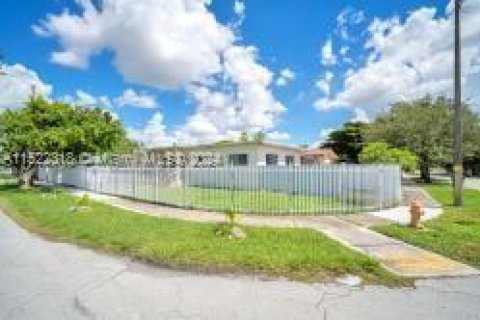 House in Miami, Florida 2 bedrooms, 105.44 sq.m. № 2022758 - photo 4