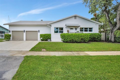 House in Dania Beach, Florida 3 bedrooms, 261.06 sq.m. № 1836021 - photo 1