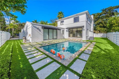 Villa ou maison à louer à Miami, Floride: 4 chambres, 242.1 m2 № 1998689 - photo 2