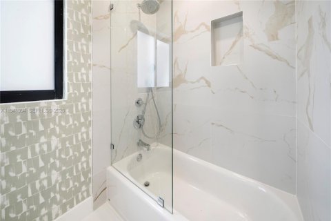 Villa ou maison à louer à Miami, Floride: 4 chambres, 242.1 m2 № 1998689 - photo 29