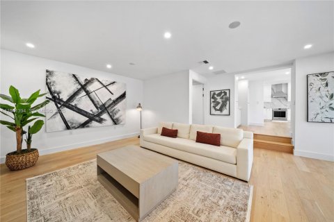 Villa ou maison à louer à Miami, Floride: 4 chambres, 242.1 m2 № 1998689 - photo 16