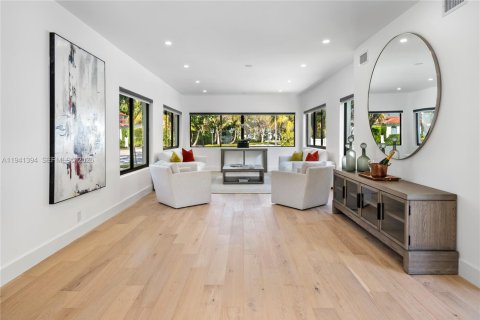 Villa ou maison à louer à Miami, Floride: 4 chambres, 242.1 m2 № 1998689 - photo 14