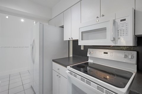 Condo in Miami, Florida, 2 bedrooms  № 1891670 - photo 16