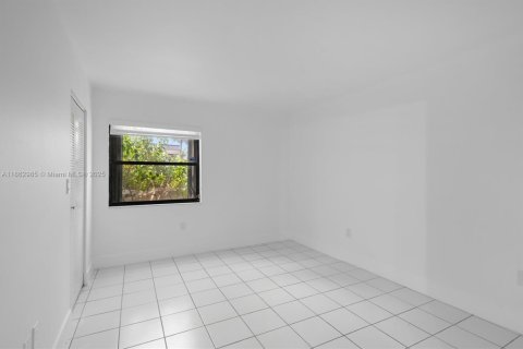 Condo in Miami, Florida, 2 bedrooms  № 1891670 - photo 17
