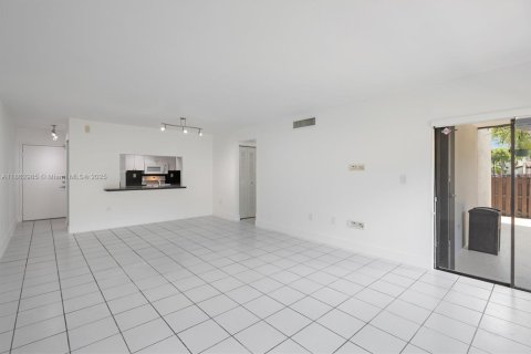Condo in Miami, Florida, 2 bedrooms  № 1891670 - photo 9