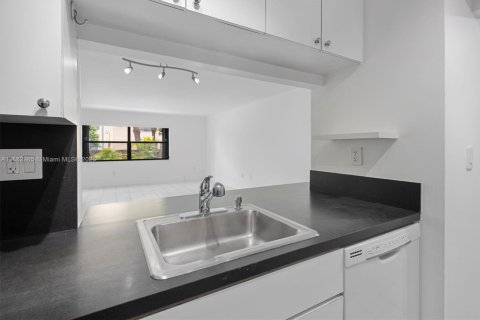 Condo in Miami, Florida, 2 bedrooms  № 1891670 - photo 15