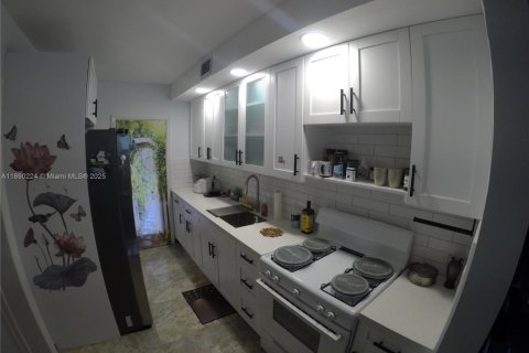 House in North Miami Beach, Florida 3 bedrooms, 80.45 sq.m. № 1944058 - photo 2
