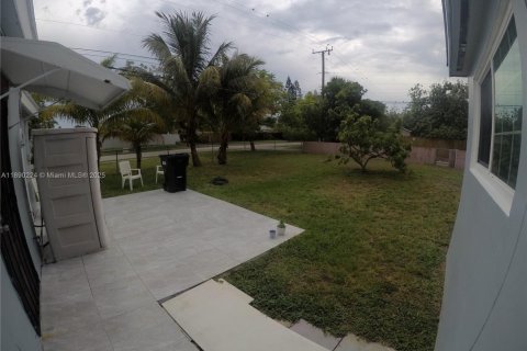 House in North Miami Beach, Florida 3 bedrooms, 80.45 sq.m. № 1944058 - photo 7