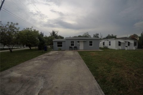 House in North Miami Beach, Florida 3 bedrooms, 80.45 sq.m. № 1944058 - photo 1
