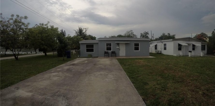 House in North Miami Beach, Florida 3 bedrooms, 80.45 sq.m. № 1944058