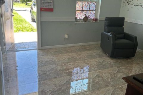House in North Miami Beach, Florida 3 bedrooms, 80.45 sq.m. № 1944058 - photo 6