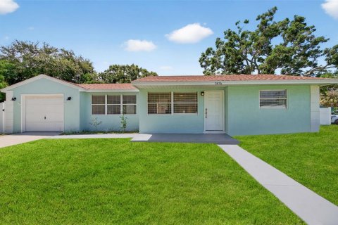 Villa ou maison à louer à Gulfport, Floride: 2 chambres, 75.62 m2 № 1869022 - photo 1