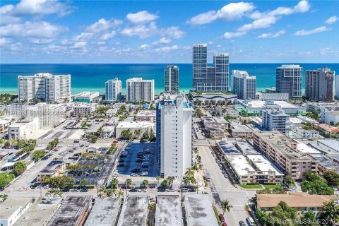Condo in Miami Beach, Florida, 1 bedroom  № 2041955 - photo 16