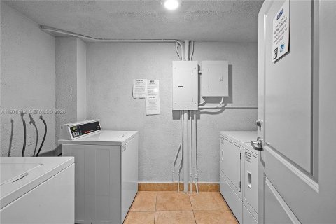 Condo in Miami Beach, Florida, 1 bedroom  № 2041955 - photo 9