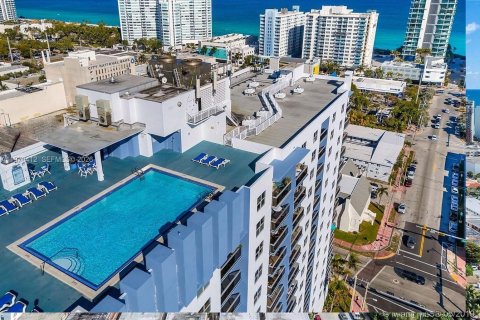 Condo in Miami Beach, Florida, 1 bedroom  № 2041955 - photo 15