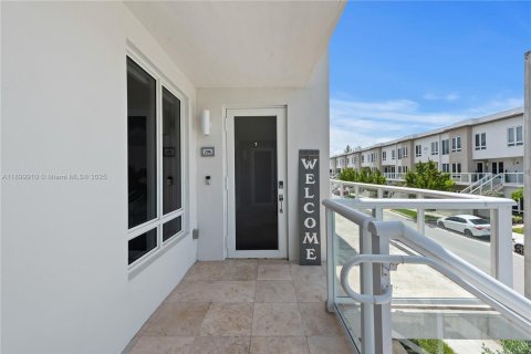 Condo in Doral, Florida, 3 bedrooms in LANDMARK  № 2015526 - photo 23