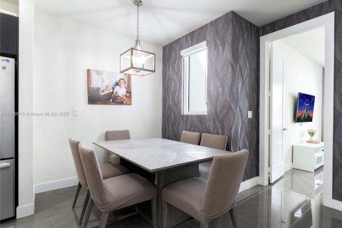 Condo in Doral, Florida, 3 bedrooms in LANDMARK  № 2015526 - photo 10