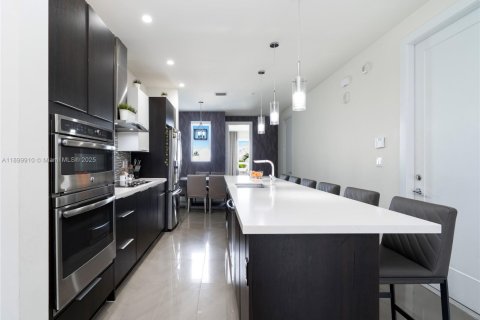 Condo in Doral, Florida, 3 bedrooms in LANDMARK  № 2015526 - photo 7