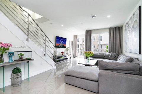 Condo in Doral, Florida, 3 bedrooms in LANDMARK  № 2015526 - photo 3