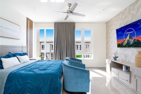 Condo in Doral, Florida, 3 bedrooms in LANDMARK  № 2015526 - photo 13