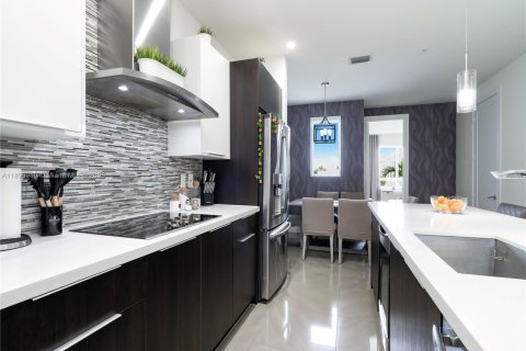 Condo in Doral, Florida, 3 bedrooms in LANDMARK  № 2015526 - photo 8