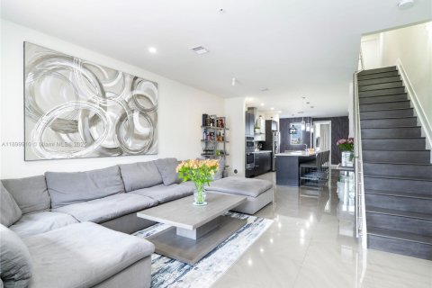 Condo in Doral, Florida, 3 bedrooms in LANDMARK  № 2015526