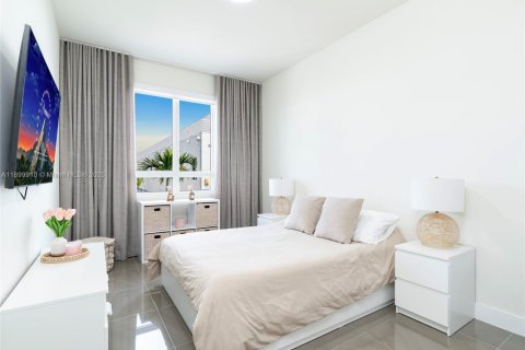 Condo in Doral, Florida, 3 bedrooms in LANDMARK  № 2015526 - photo 11