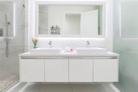 Condo in Doral, Florida, 3 bedrooms in LANDMARK  № 2015526 - photo 14