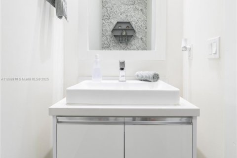 Condo in Doral, Florida, 3 bedrooms in LANDMARK  № 2015526 - photo 12