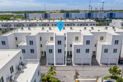 Condo in Doral, Florida, 3 bedrooms in LANDMARK  № 2015526 - photo 25