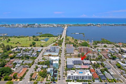 Condo in Lake Worth, Florida, 2 bedrooms  № 1224621 - photo 1