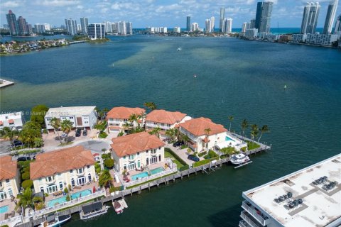 Touwnhouse à vendre à North Miami Beach, Floride: 4 chambres, 196.49 m2 № 1839127 - photo 2