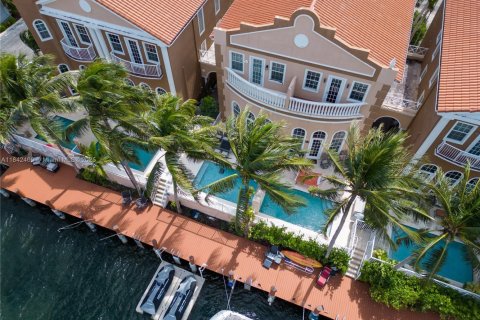 Touwnhouse à vendre à North Miami Beach, Floride: 4 chambres, 196.49 m2 № 1839127 - photo 1