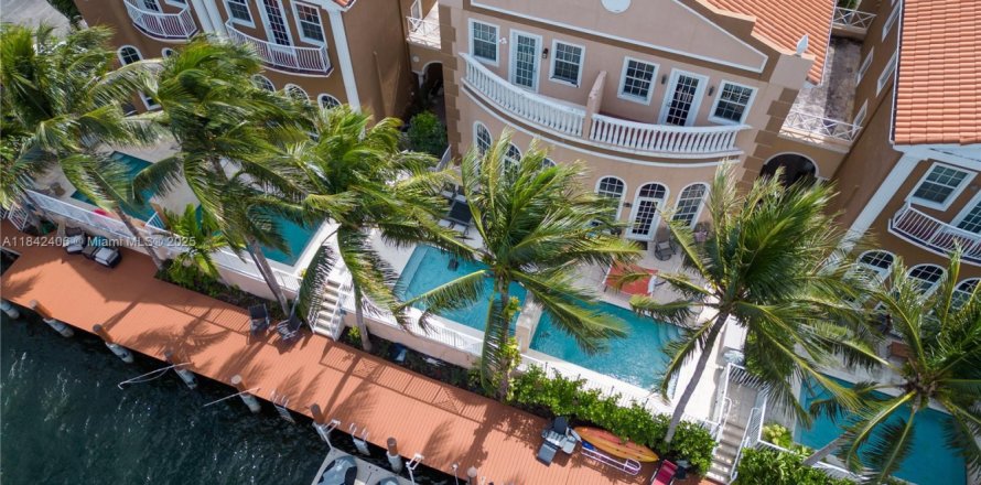 Touwnhouse à North Miami Beach, Floride 4 chambres, 196.49 m2 № 1839127