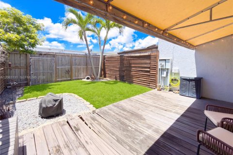 Adosado en venta en Oakland Park, Florida, 2 dormitorios, 143.07 m2 № 2265294 - foto 3