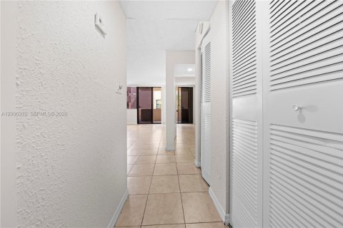 Copropriété à louer à Miami, Floride: 1 chambre, 67.35 m2 № 2071314 - photo 12